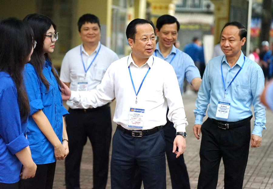 Giám đốc Sở GD&ĐT Hà Nội động viên lực lượng thanh niên tình nguyện. Giám đốc Sở GD&ĐT Hà Nội động viên lực lượng thanh niên tình nguyện.