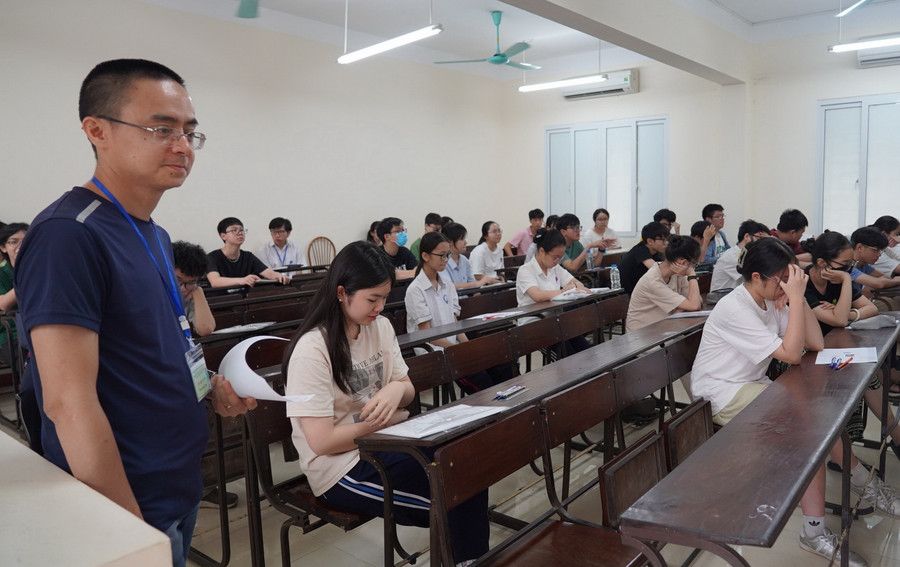 Các thí sinh trước giờ làm bài thi.