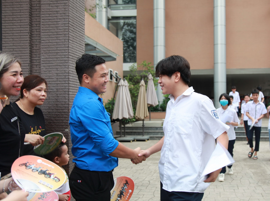 Thí sinh nhận lời chúc mừng của thanh niên tình nguyện..