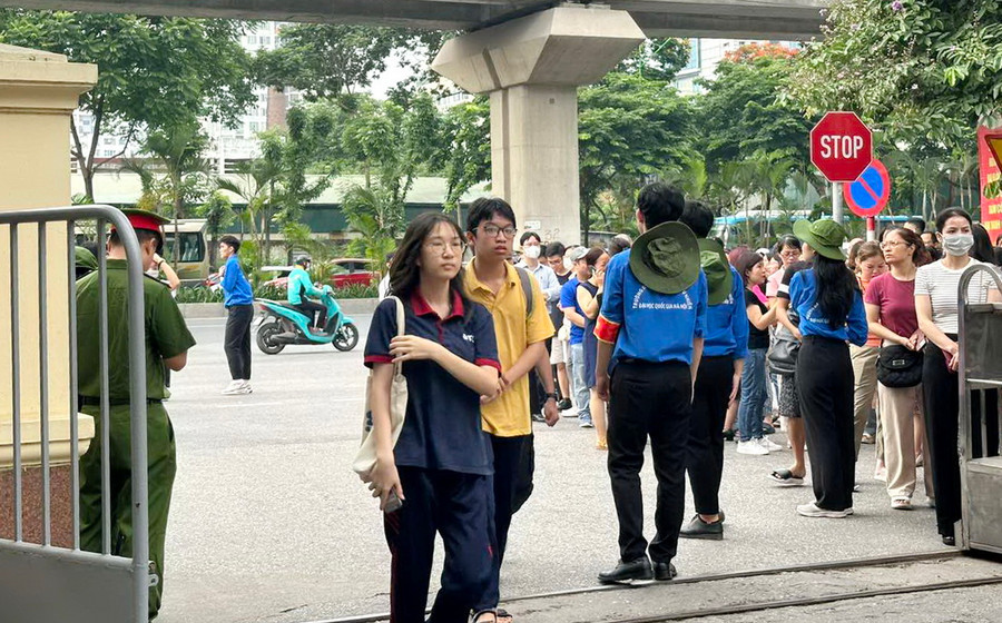 Thí sinh tự tin bước vào phòng thi.