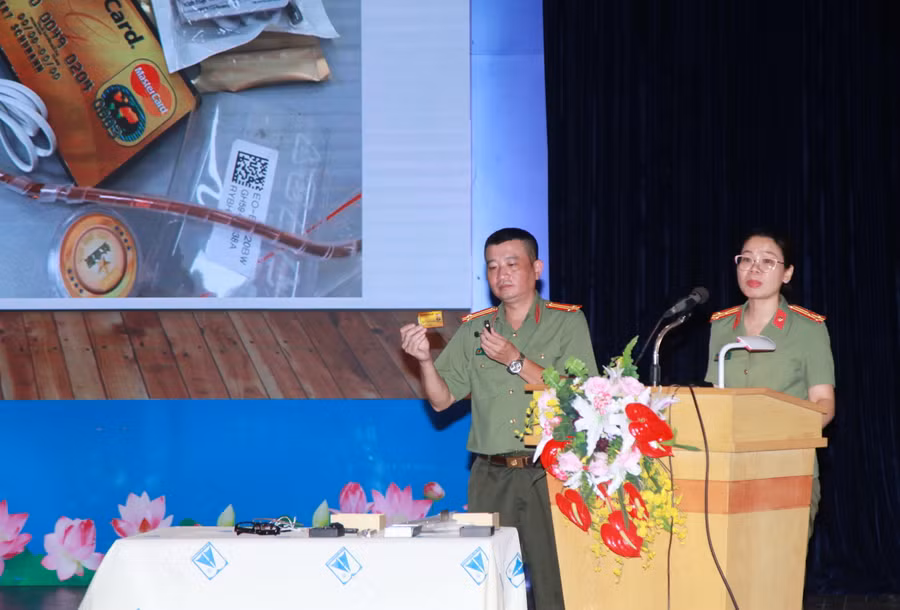 Đại diện Công an Thành phố Hà Nội hướng dẫn cho các cán bộ coi thi về cách nhận diện và ngăn chặn việc thí sinh sử dụng các thiết bị công nghệ cao để gian lận.