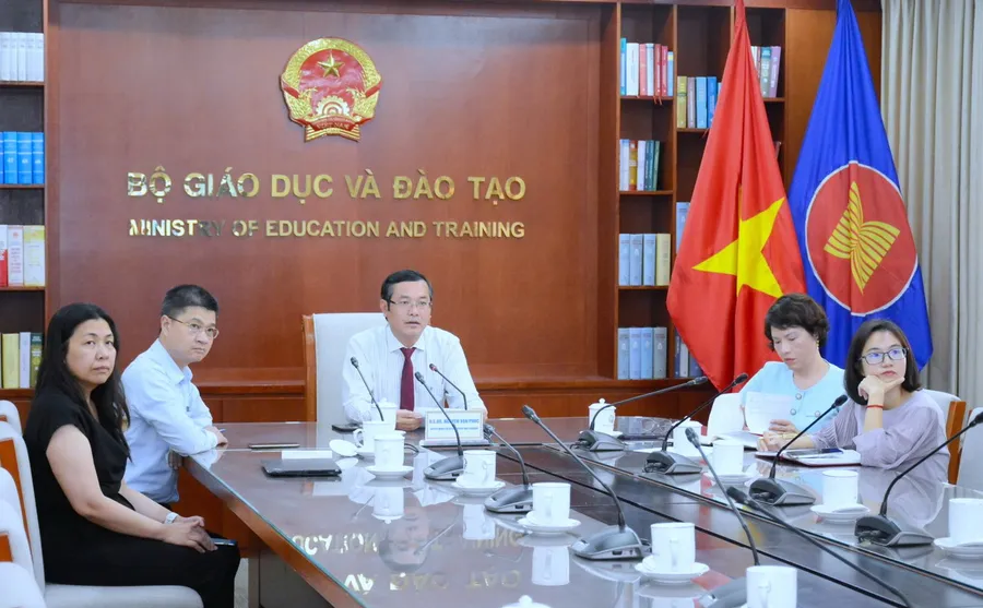 Thứ trưởng Nguyễn Văn Phúc cùng lãnh đạo các Vụ, Cục liên quan dự họp.