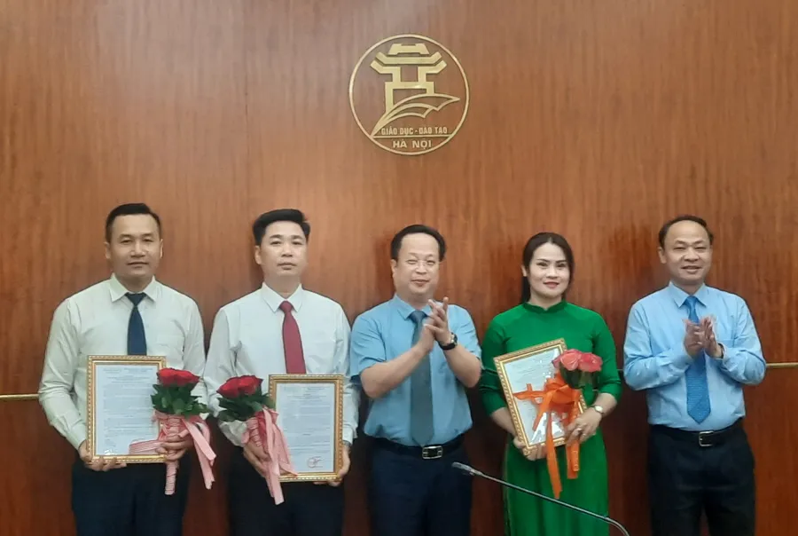 Lãnh đạo Sở GD&ĐT Hà Nội trao quyết định bổ nhiệm cán bộ vào tháng 6/2023.