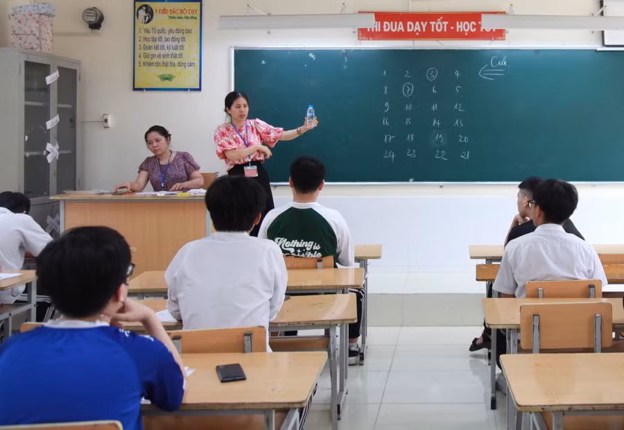 Giám thị phổ biến quy chế thi cho thí sinh.