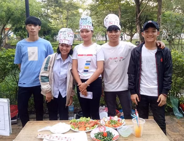 Thảo luôn hăng say tham gia các hoạt động của lớp cũng như tình nguyện. Ảnh NVCC.