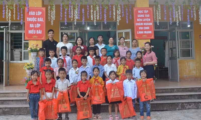 Học sinh ở vùng khó khăn được tặng dụng cụ học tập. Ảnh ĐC.