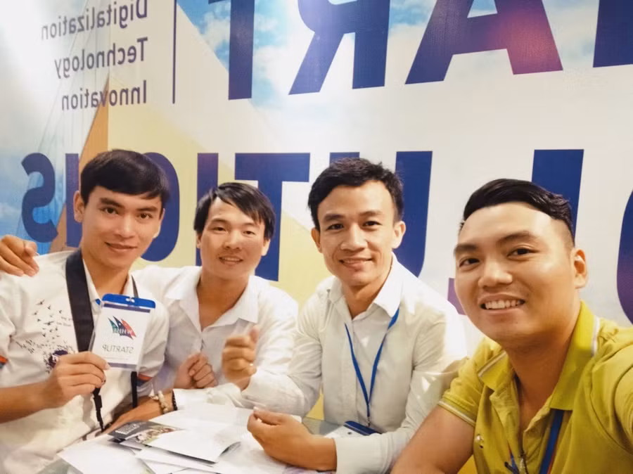 Nguyễn Thành Quyết (thứ 2 từ phải sang) tham gia các dự án khởi nghiệp. Ảnh NVCC.