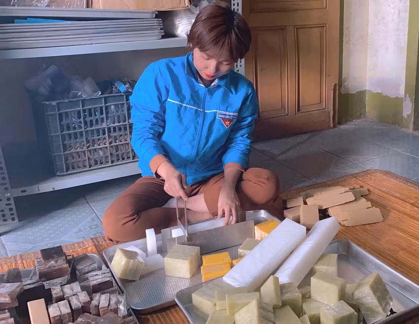 Công đoạn đóng gói những miếng xà phòng. Ảnh NVCC.