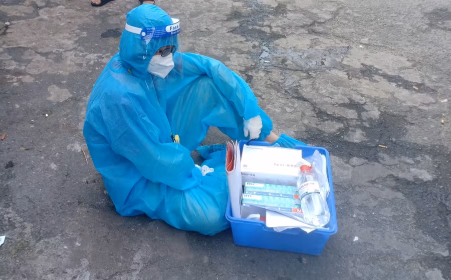 Những phút nghỉ hiếm hoi trong lúc đi hỗ trợ bệnh nhân F0. Ảnh NVCC.