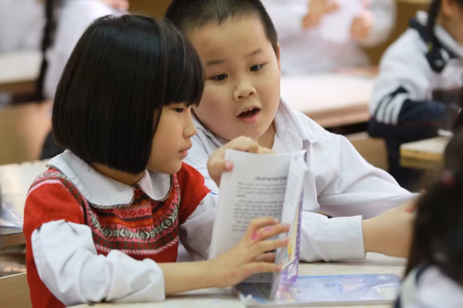 Mua sách giáo khoa cho con: Nhà cung cấp chủ động, phụ huynh yên tâm ảnh 1