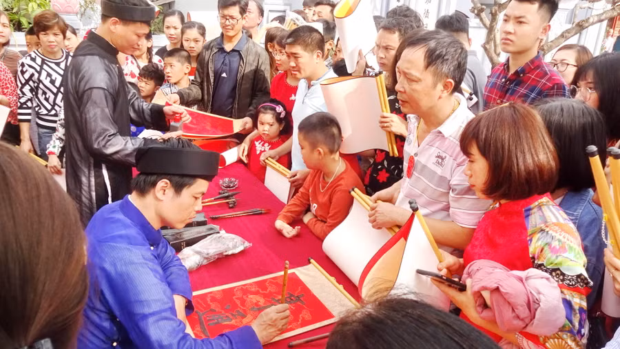 Nhân dân huyện Thanh Trì xin chữ các ông đồ nhân dịp năm mới Nhân dân huyện Thanh Trì xin chữ các ông đồ nhân dịp năm mới