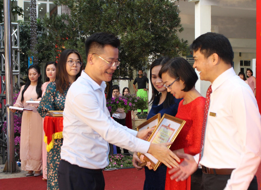 Ông Lê Đức Thuận - Trưởng phòng GD&ĐT quận Ba Đình trao bằng khen cho thầy cô đạt danh hiệu chiến sĩ thi đua cơ sở. Ông Lê Đức Thuận - Trưởng phòng GD&ĐT quận Ba Đình trao bằng khen cho thầy cô đạt danh hiệu chiến sĩ thi đua cơ sở.
