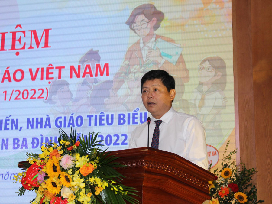 Ông Tạ Nam Chiến - Chủ tịch UBND quận Ba Đình phát biểu và chúc mừng thầy cô giáo nhân kỷ niệm 40 năm Ngày Nhà giáo Việt Nam. Ông Tạ Nam Chiến - Chủ tịch UBND quận Ba Đình phát biểu và chúc mừng thầy cô giáo nhân kỷ niệm 40 năm Ngày Nhà giáo Việt Nam.