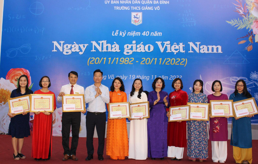 Trưởng phòng GD&ĐT quận Ba Đình - Lê Đức Thuận và cô Tô Thị Hải Yến - Hiệu trưởng Trường THCS Giảng Võ trao khen thưởng cho thầy cô là chiến sĩ thi đua cơ sở. Trưởng phòng GD&ĐT quận Ba Đình - Lê Đức Thuận và cô Tô Thị Hải Yến - Hiệu trưởng Trường THCS Giảng Võ trao khen thưởng cho thầy cô là chiến sĩ thi đua cơ sở.