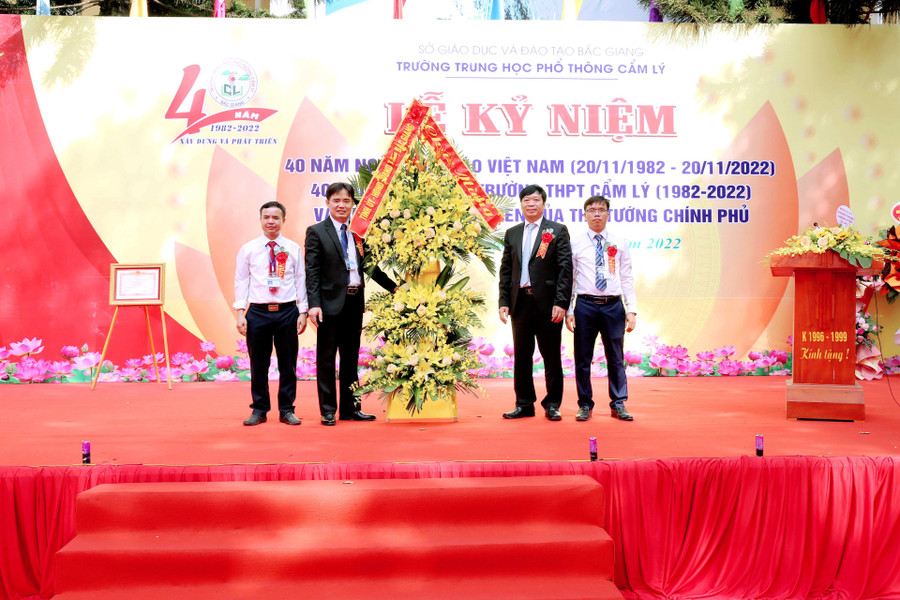Đại diện lãnh đạo tỉnh Bắc Giang tặng hoa chúc mừng 40 năm ngày thành lập Trường THPT Cẩm Lý. Đại diện lãnh đạo tỉnh Bắc Giang tặng hoa chúc mừng 40 năm ngày thành lập Trường THPT Cẩm Lý.