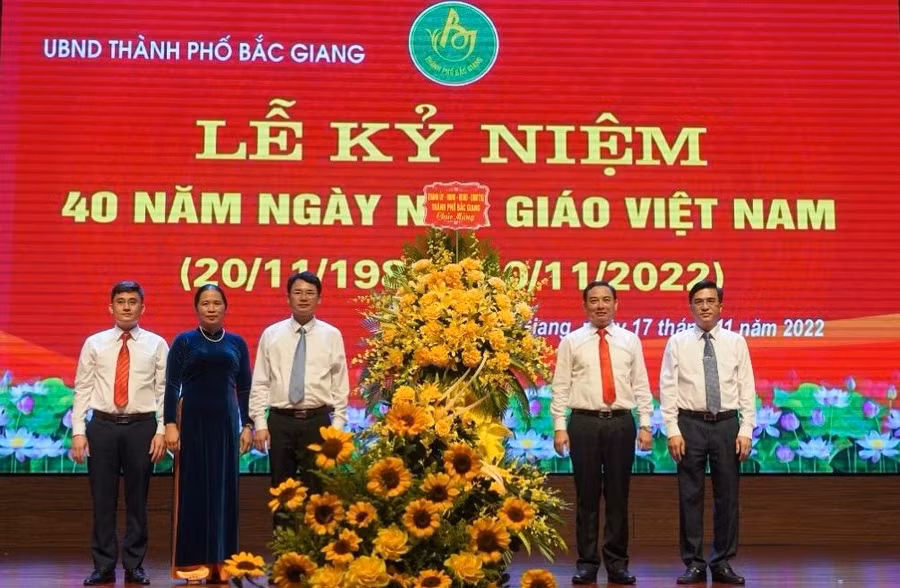 Lãnh đạo TP Bắc Giang chúc mừng ngành Giáo dục thành phố.