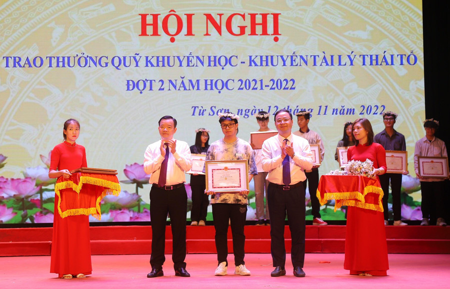 Giám đốc Sở GD&ĐT - Nguyễn Thế Sơn (thứ hai từ phải sang) cùng lãnh đạo thành phố Từ Sơn trao thưởng cho học sinh. Giám đốc Sở GD&ĐT - Nguyễn Thế Sơn (thứ hai từ phải sang) cùng lãnh đạo thành phố Từ Sơn trao thưởng cho học sinh.