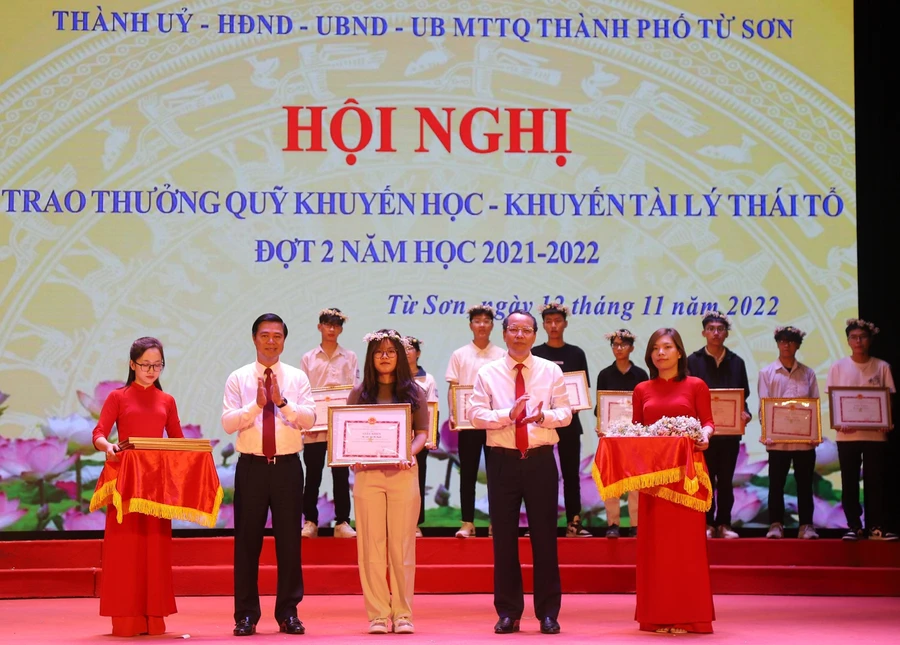 Phó Bí thư Thường trực Tỉnh ủy, Chủ tịch HĐND tỉnh Bắc Ninh - Nguyễn Quốc Chung và Bí thư Thành ủy Từ Sơn - Lê Xuân Lợi trao thưởng cho các học sinh giỏi.