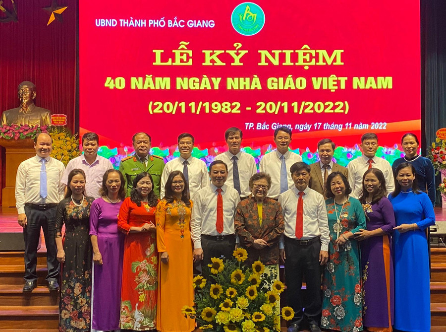 Đại biểu chụp ảnh lưu niệm tại lễ kỷ niệm 40 năm Ngày Nhà giáo Việt Nam. Đại biểu chụp ảnh lưu niệm tại lễ kỷ niệm 40 năm Ngày Nhà giáo Việt Nam.