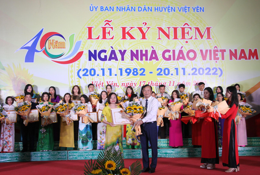 Chủ tịch UBND huyện Việt Yên - Nguyễn Đại Lượng chúc mừng nhà giáo tiêu biểu.