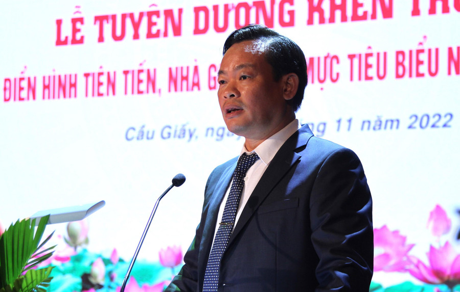 Ông Bùi Tuấn Anh - Chủ tịch UBND quận Cầu Giấy phát biểu tại buổi lễ. Ông Bùi Tuấn Anh - Chủ tịch UBND quận Cầu Giấy phát biểu tại buổi lễ.