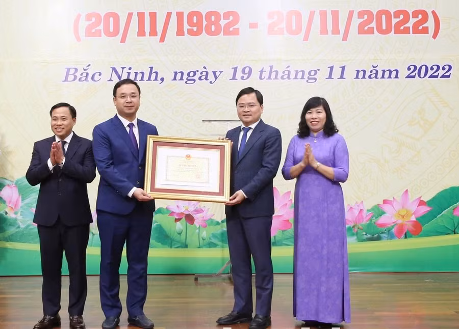 Bí thư Tỉnh ủy Bắc Ninh Nguyễn Anh Tuấn (thứ hai từ phải qua) trao Bằng khen của Bộ GD&ĐT cho Sở GD&ĐT.