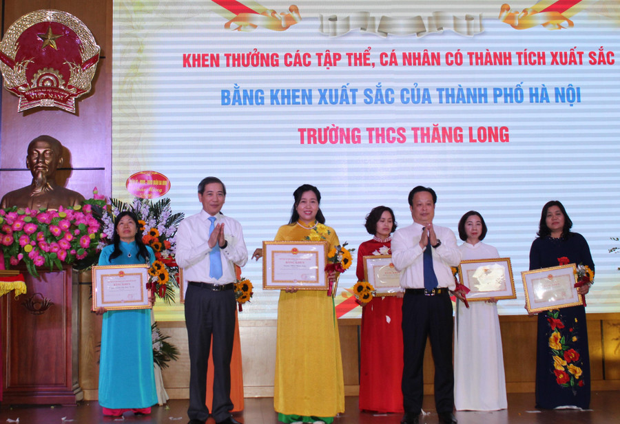Thừa ủy quyền, TS. Trần Thế Cương - Giám đốc Sở GD&ĐT Hà Nội và ông Hoàng Minh Dũng Tiến - Bí thư Quận ủy Ba Đình trao Bằng khen cho các cá nhân, tập thể xuất sắc. Thừa ủy quyền, TS. Trần Thế Cương - Giám đốc Sở GD&ĐT Hà Nội và ông Hoàng Minh Dũng Tiến - Bí thư Quận ủy Ba Đình trao Bằng khen cho các cá nhân, tập thể xuất sắc.