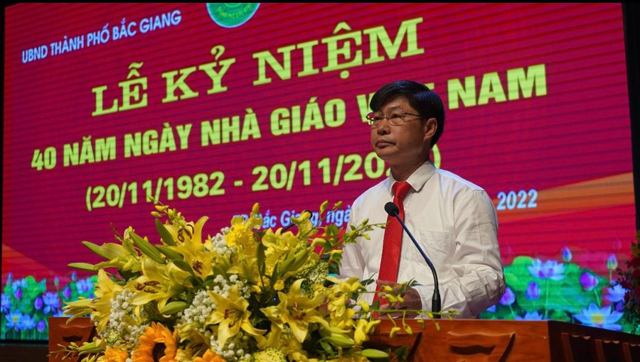 Ông Nguyễn Hữu Đính - Phó Chủ tịch UBND TP Bắc Giang chúc mừng ngành GD&ĐT Thành phố. Ông Nguyễn Hữu Đính - Phó Chủ tịch UBND TP Bắc Giang chúc mừng ngành GD&ĐT Thành phố.