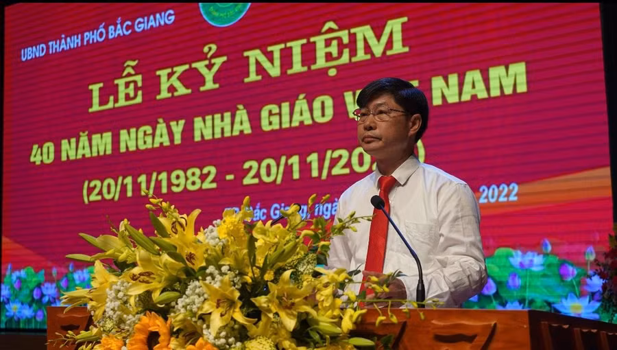 Ông Nguyễn Hữu Đính - Phó Chủ tịch UBND TP Bắc Giang chúc mừng ngành GD&amp;ĐT Thành phố.