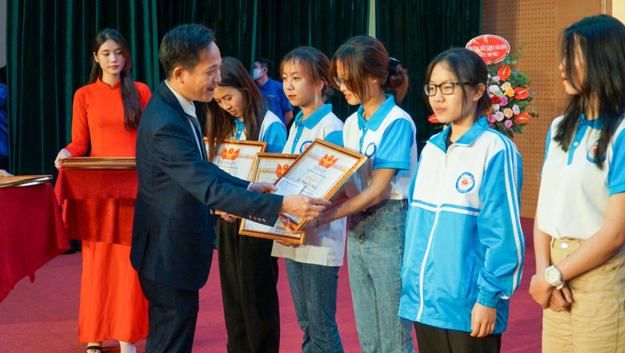 Trường Cao đẳng Y Hà Nội khen thưởng học sinh có thành tích xuất sắc.