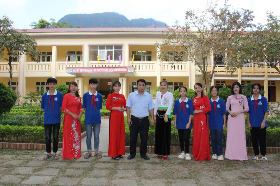 Thầy Hà Ngọc Quỳnh - Hiệu trưởng Trường THCS Yên Sơn cùng đồng nghiệp và các học trò hân hoan chuẩn bị cho kỷ niệm 25 năm thành lập trường vào ngày 19/11 tới đây. Thầy Hà Ngọc Quỳnh - Hiệu trưởng Trường THCS Yên Sơn cùng đồng nghiệp và các học trò hân hoan chuẩn bị cho kỷ niệm 25 năm thành lập trường vào ngày 19/11 tới đây.