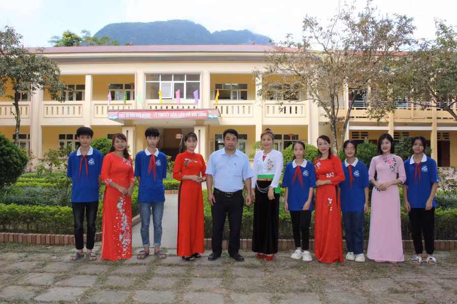 Thầy Hà Ngọc Quỳnh - Hiệu trưởng Trường THCS Yên Sơn cùng đồng nghiệp và các học trò hân hoan chuẩn bị cho kỷ niệm 25 năm thành lập trường vào ngày 19/11 tới đây.