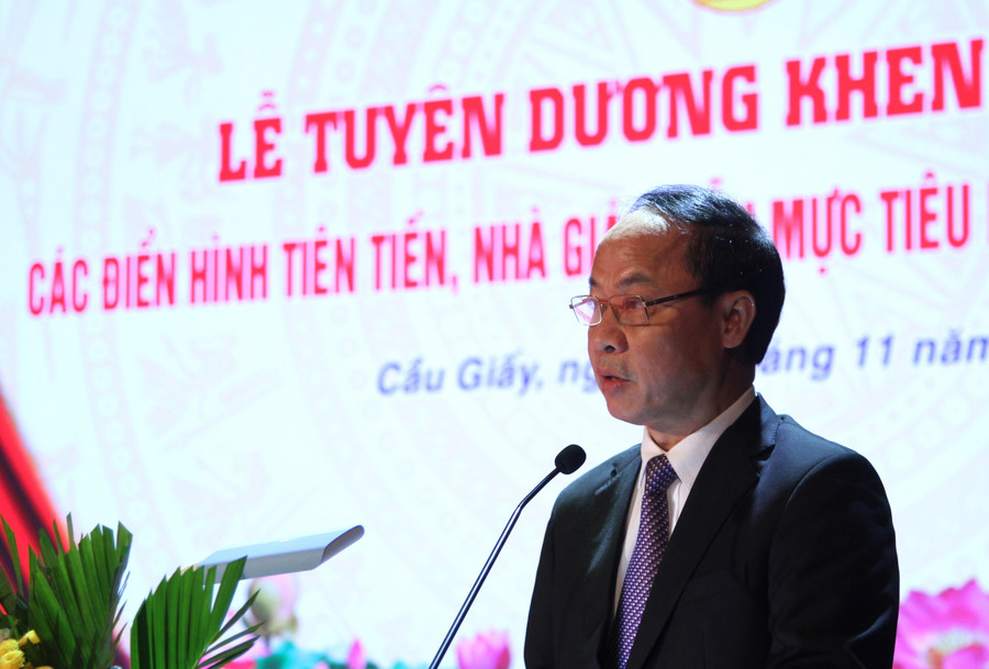 Nguyễn Quang Tuấn, Phó Giám đốc Sở GD&ĐT Hà Nội phát biểu tại buổi lễ. Nguyễn Quang Tuấn, Phó Giám đốc Sở GD&ĐT Hà Nội phát biểu tại buổi lễ.