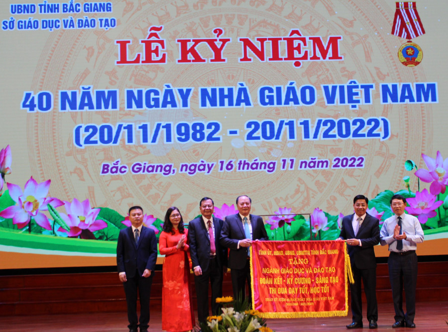 Lãnh đạo Tỉnh ủy, UBND tỉnh Bắc Giang chúc mừng ngành GD&ĐT. Lãnh đạo Tỉnh ủy, UBND tỉnh Bắc Giang chúc mừng ngành GD&ĐT.