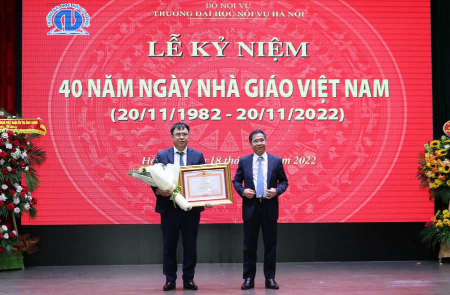 Thứ trưởng Bộ Nội vụ - Triệu Văn Cường đã trao Bằng khen của Thủ tướng Chính phủ cho nhà giáo Nguyễn Quốc Sửu. Thứ trưởng Bộ Nội vụ - Triệu Văn Cường đã trao Bằng khen của Thủ tướng Chính phủ cho nhà giáo Nguyễn Quốc Sửu.