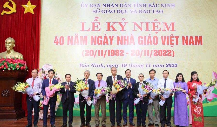 Ông Nguyễn Thế Sơn - Giám đốc Sở GD&ĐT (thứ 6 từ phải sang trái) tặng hoa tri ân nguyên lãnh đạo Sở, nhà giáo tiêu biểu qua các thời kỳ. Ông Nguyễn Thế Sơn - Giám đốc Sở GD&ĐT (thứ 6 từ phải sang trái) tặng hoa tri ân nguyên lãnh đạo Sở, nhà giáo tiêu biểu qua các thời kỳ.