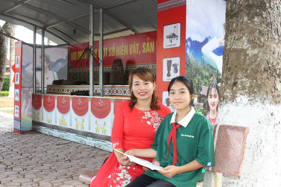 Cô Đinh Thúy Hoàn và em Đinh Thị Thu Hương (lớp 9B Trường THCS Yên Sơn) tranh thủ thời gian ôn bài. Cô Đinh Thúy Hoàn và em Đinh Thị Thu Hương (lớp 9B Trường THCS Yên Sơn) tranh thủ thời gian ôn bài.