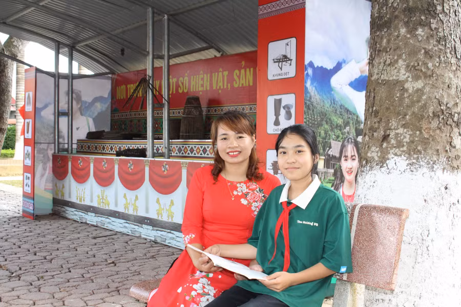 Cô Đinh Thúy Hoàn và em Đinh Thị Thu Hương (lớp 9B Trường THCS Yên Sơn) tranh thủ thời gian ôn bài.