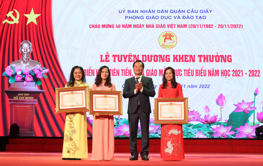 Ông Bùi Tuấn Anh - Chủ tịch UBND quận Cầu Giấy trao thưởng cho các cá nhân có thành tích xuất sắc. Ông Bùi Tuấn Anh - Chủ tịch UBND quận Cầu Giấy trao thưởng cho các cá nhân có thành tích xuất sắc.