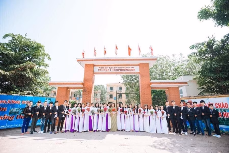 Cô Đinh Thị Hảo cùng học trò Trường THCS Phương Sơn năm học 2016 -2017. (Ảnh TL).