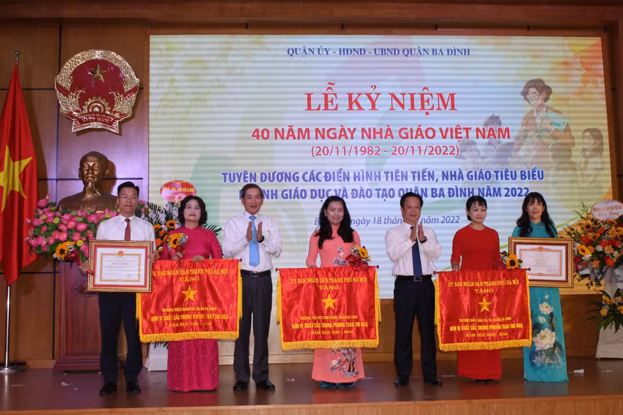 Thừa ủy quyền, TS. Trần Thế Cương - Giám đốc Sở GD&amp;ĐT Hà Nội và ông Hoàng Minh Dũng Tiến - Bí thư Quận ủy Ba Đình trao Cờ thi đua cho các đơn vị tiêu biểu.