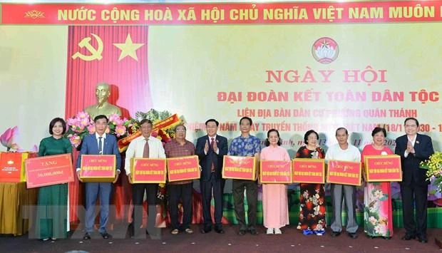 Chủ tịch Quốc hội Vương Đình Huệ và Phó Chủ tịch Thường trực Quốc hội Trần Thanh Mẫn tặng quà cho các đơn vị thuộc phường Quán Thánh.