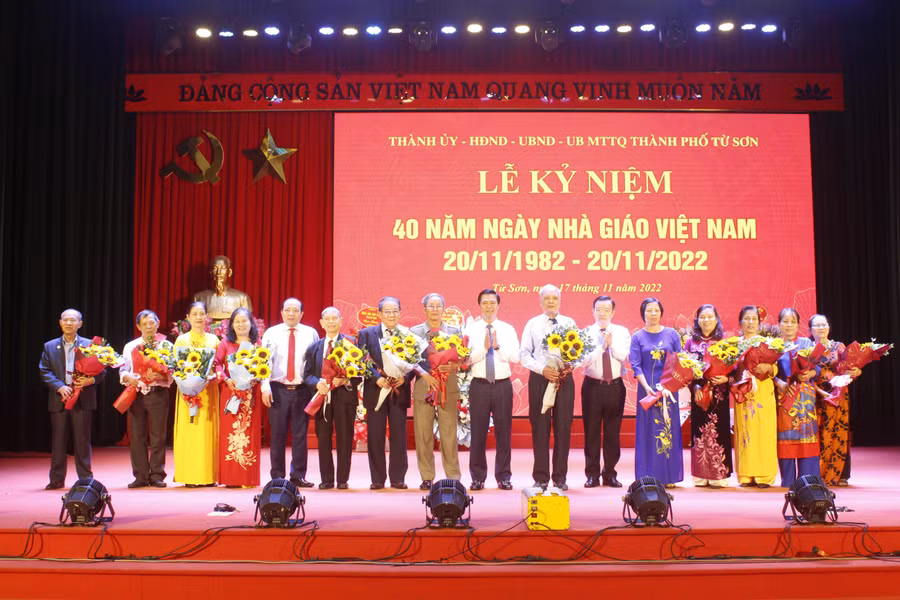 Lãnh đạo thành phố Từ Sơn chúc mừng nhà giáo nhân dân, nhà giáo ưu tú. 