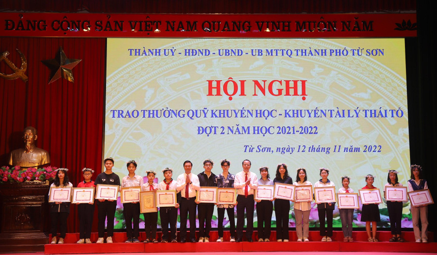 Phó Bí thư Thường trực Tỉnh ủy, Chủ tịch HĐND tỉnh Bắc Ninh - Nguyễn Quốc Chung và Bí thư Thành ủy Từ Sơn - Lê Xuân Lợi trao thưởng cho các học sinh. Phó Bí thư Thường trực Tỉnh ủy, Chủ tịch HĐND tỉnh Bắc Ninh - Nguyễn Quốc Chung và Bí thư Thành ủy Từ Sơn - Lê Xuân Lợi trao thưởng cho các học sinh.