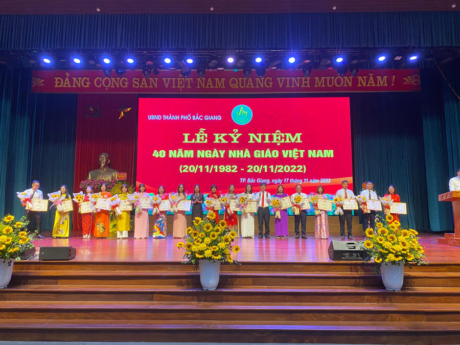 Khen thưởng và vinh danh các nhà giáo tiêu biểu nhân kỷ niệm 40 năm Ngày Nhà giáo Việt Nam. Khen thưởng và vinh danh các nhà giáo tiêu biểu nhân kỷ niệm 40 năm Ngày Nhà giáo Việt Nam.