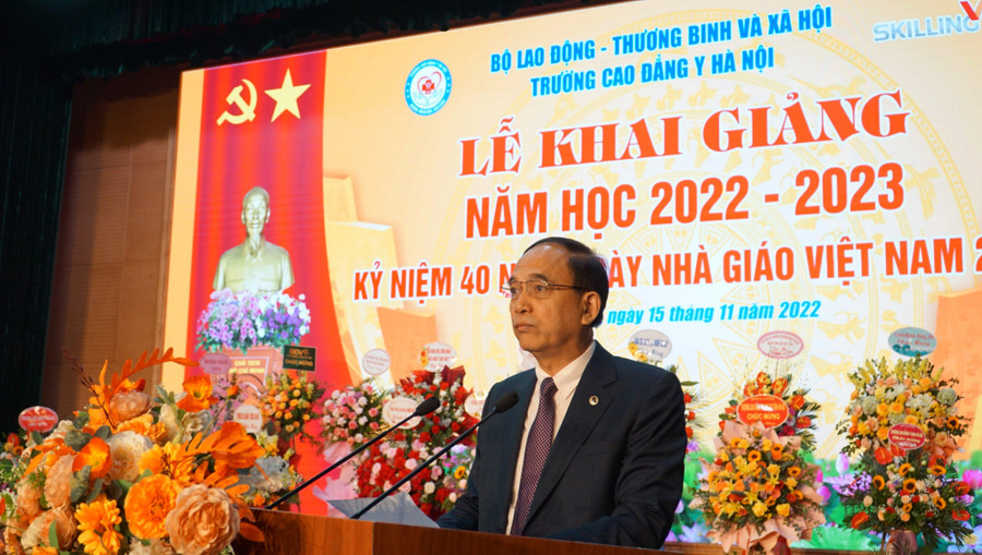 TS Phạm Văn Tác - Cục Trưởng Cục Khoa học Công nghệ và Đào tạo (Bộ Y tế) phát biểu tại lễ khai giảng.