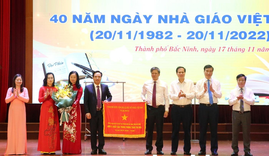 Phòng GD&ĐT TP Bắc Ninh vinh dự nhận Cờ thi đua của Chính phủ.