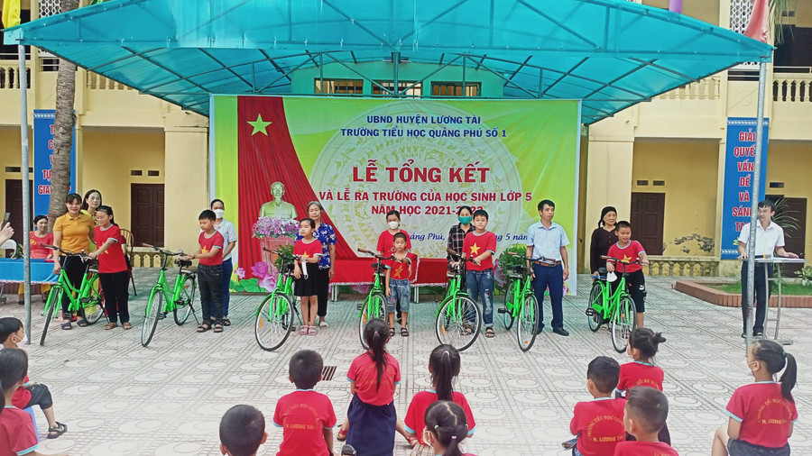 Học sinh Trường Tiểu học Quảng Phú số 1 đón nhận phần quà hỗ trợ đến từ Quỹ quản lý giáo dục. Học sinh Trường Tiểu học Quảng Phú số 1 đón nhận phần quà hỗ trợ đến từ Quỹ quản lý giáo dục.