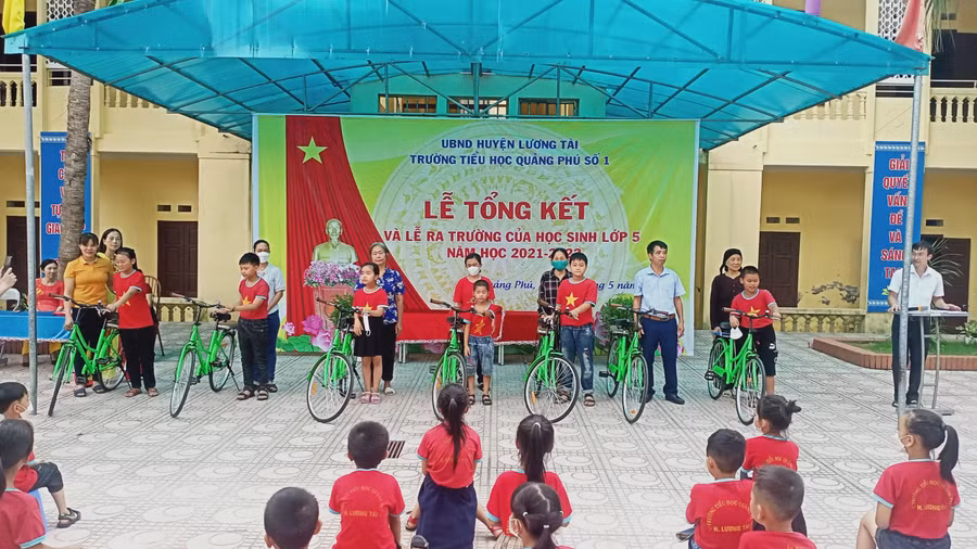 Học sinh Trường Tiểu học Quảng Phú số 1 đón nhận phần quà hỗ trợ đến từ Quỹ quản lý giáo dục.