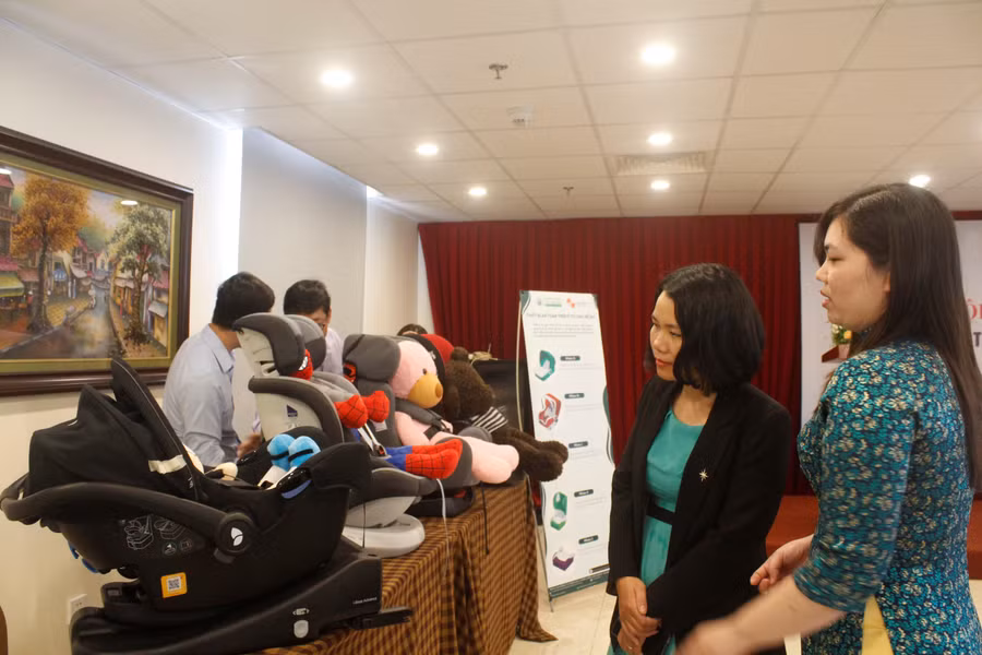 Đại biểu thăm quan mô hình, thiết bị an toàn tại Hội thảo.